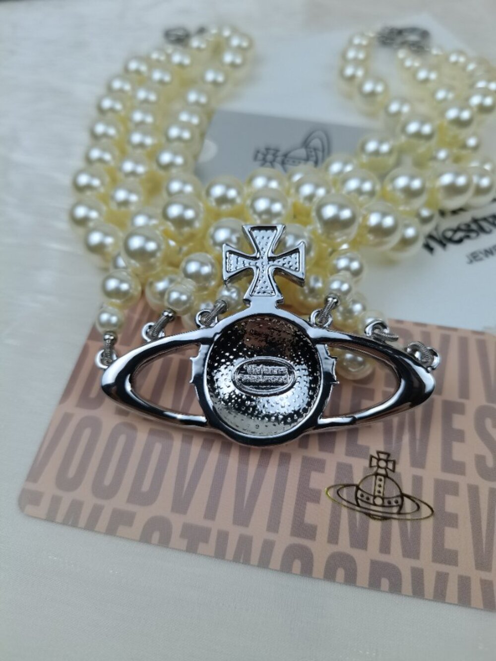 Vivienne Westwood Three Row Pearl Silver Bas Relief Choker - Picture 4 of 8